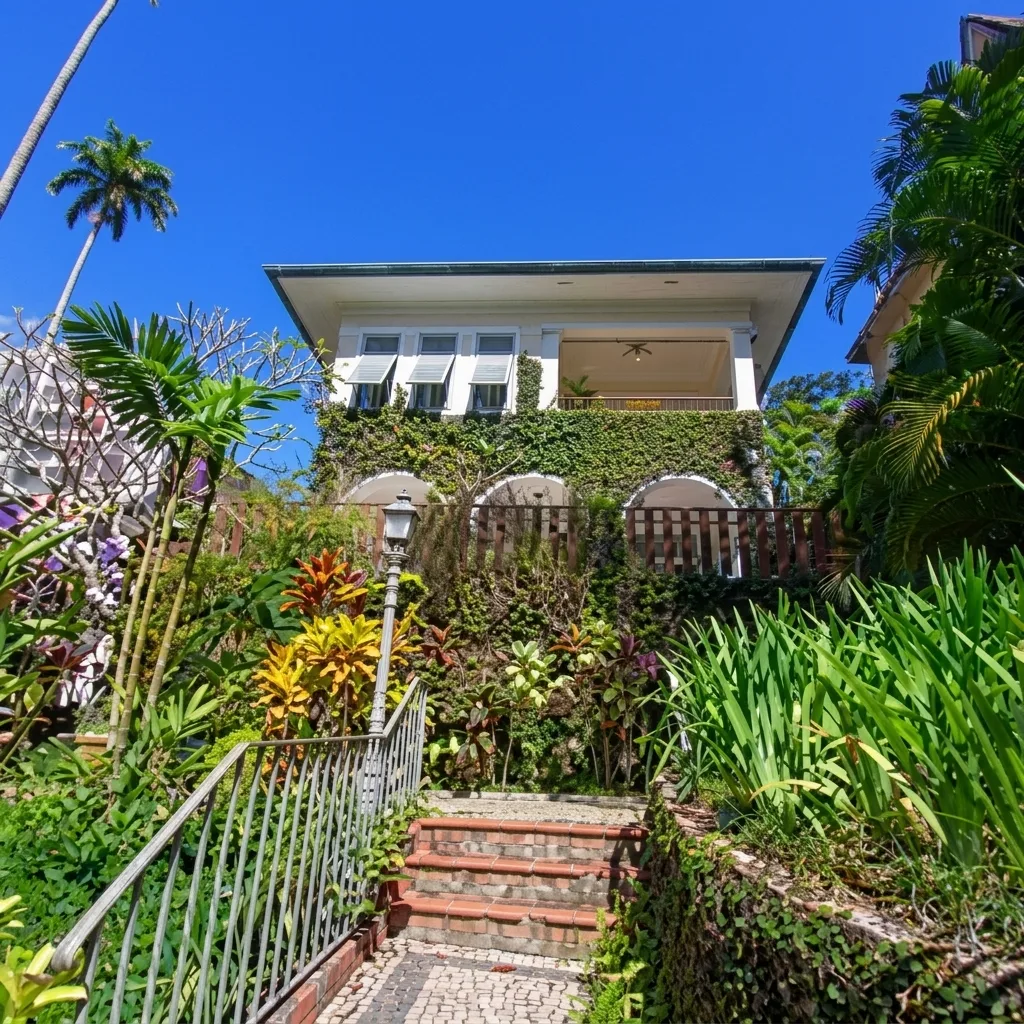 Fachada e jardim da casa na Rua Marechal Pires Ferreira, no Cosme Velho