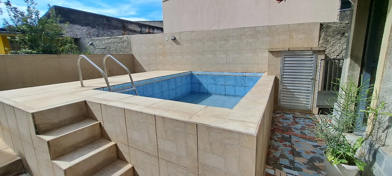 Piscina no quintal da casa na Rua Barroso Pereira, em Irajá