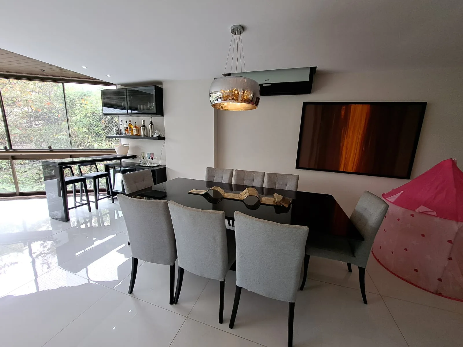 Sala de estar e jantar do apartamento na Rua Manuel Brasiliense, no Jardim Oceânico