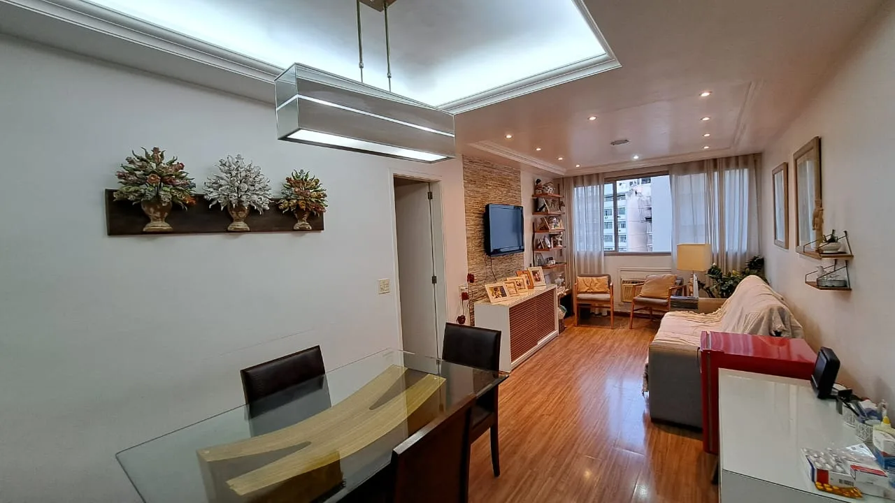 Sala em dois ambientes do apartamento na Rua Ribeiro de Almeida, em Laranjeiras