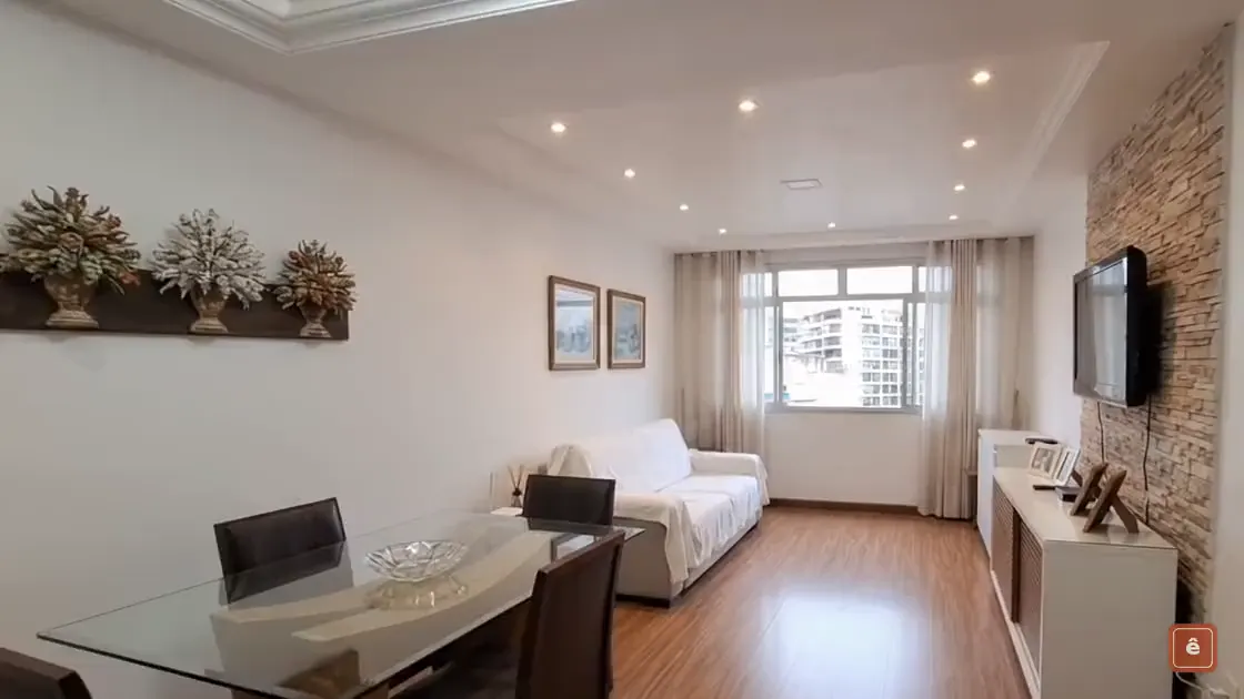 Sala em dois ambientes do apartamento na Rua Ribeiro de Almeida, em Laranjeiras